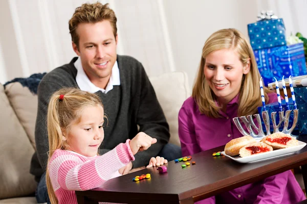 Hanoukka : La famille joue Dreidel jeu pour Hanoukka — Photo