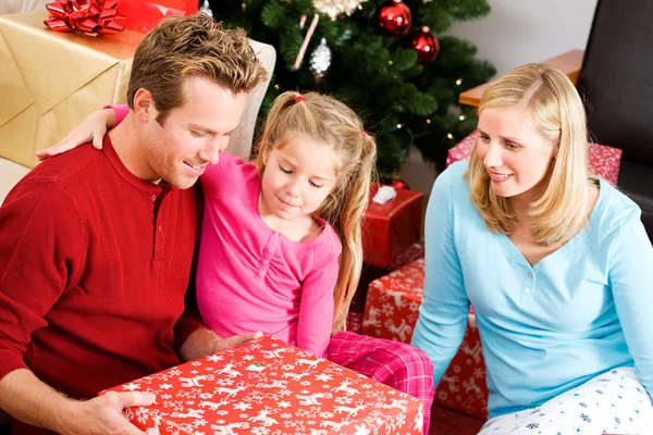 Weihnachten: Familie eröffnet Weihnachtsgeschenke Stockbild