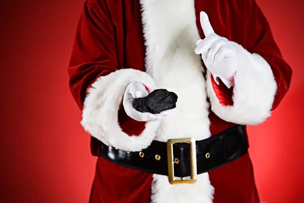 Weihnachtsmann: Freche Leute bekommen zu Weihnachten Kohle — Stockfoto
