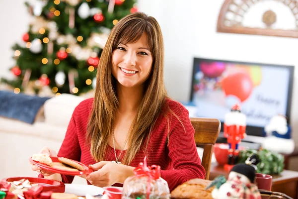 Natal: Mulher se divertindo embrulhando produtos cozidos — Fotografia de Stock