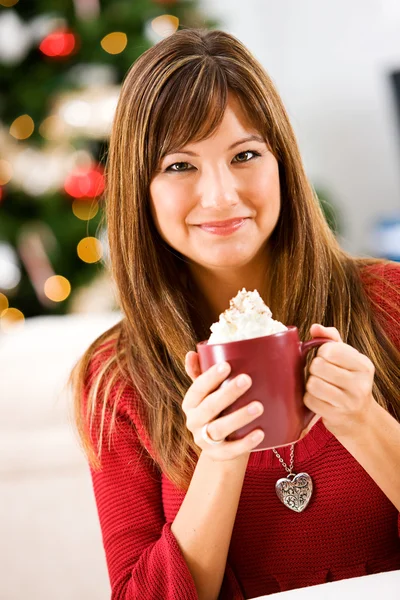 Kerstmis: vrouw met mok van cacao — Stockfoto