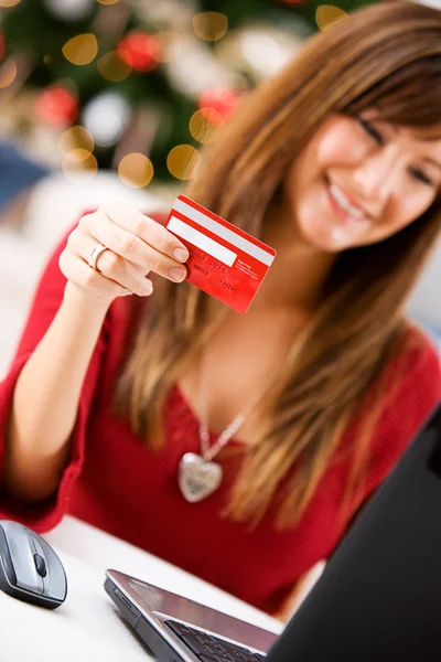 Navidad: Mujer con tarjeta de crédito — Foto de Stock