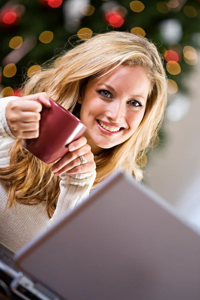 Navidad: Mujer alegre con café —  Fotos de Stock