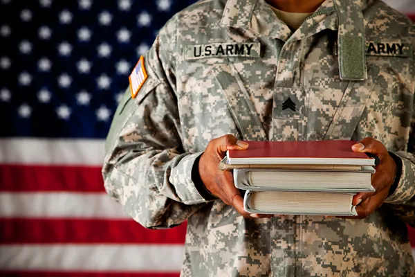 Soldado: Estudante segurando pilha de livros escolares — Fotografia de Stock