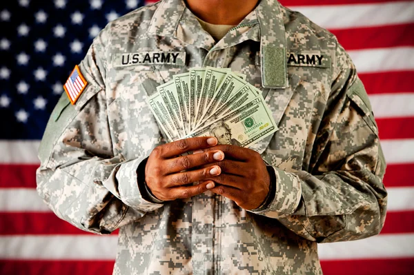 Soldado: Segurando o ventilador do dinheiro — Fotografia de Stock