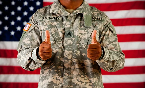 Żołnierz: rezygnuję z kciuki — Zdjęcie stockowe