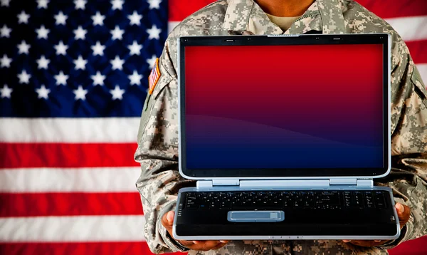 Soldado: Segurando o monitor com tela em branco — Fotografia de Stock