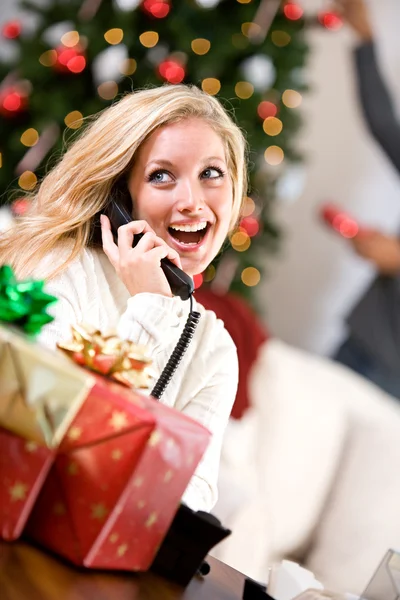 Kerstmis: vrouw praten over de telefoon Stockfoto