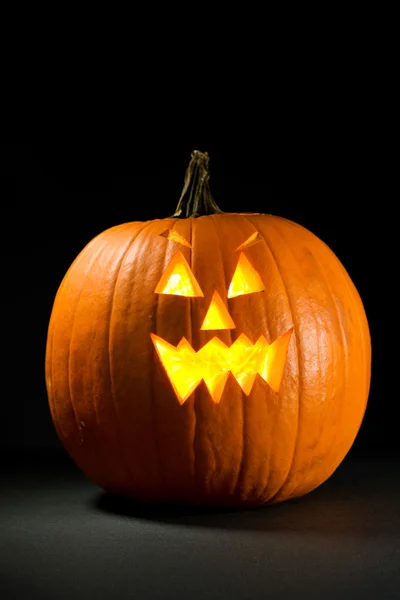 Citrouille : Spooky Jack-O-Lantern sur fond noir — Photo