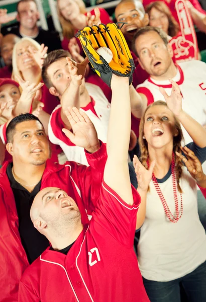 Ventiladores: Grupo de amigos viendo el juego — Foto de Stock