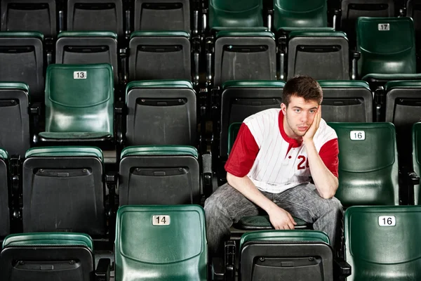 Fans : Groupe d'amis regardant le match — Photo