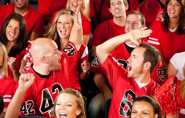 Fans : Groupe d'amis regardant le match — Photo