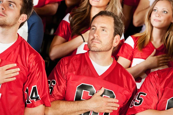 Ventiladores: Grupo de amigos viendo el juego — Foto de Stock