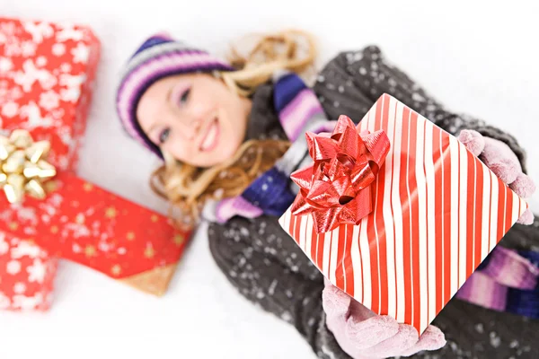 Invierno: Aguantando un regalo de Navidad — Foto de Stock