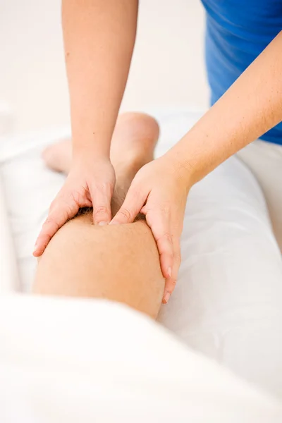 Massagem: Mulher recebe massagem de bezerro — Fotografia de Stock