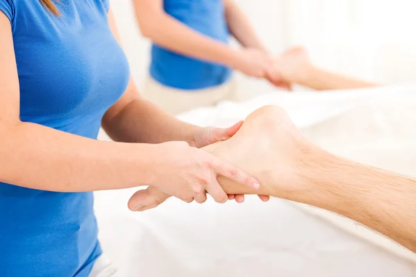 Massagem: Casal recebe massagem nos pés — Fotografia de Stock