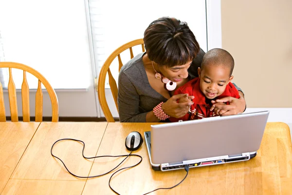 Famille : parent enseignant garçon à utiliser l'ordinateur — Photo