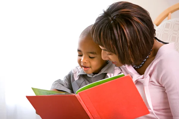 Familie: Mutter und Kind lesen gemeinsam ein Buch — Stockfoto