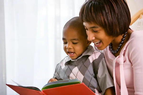 Семья: мать и ребенок читать книгу вместе — стоковое фото