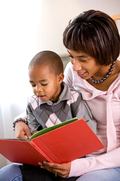 Família: Mãe e filho leem um livro juntos — Fotografia de Stock