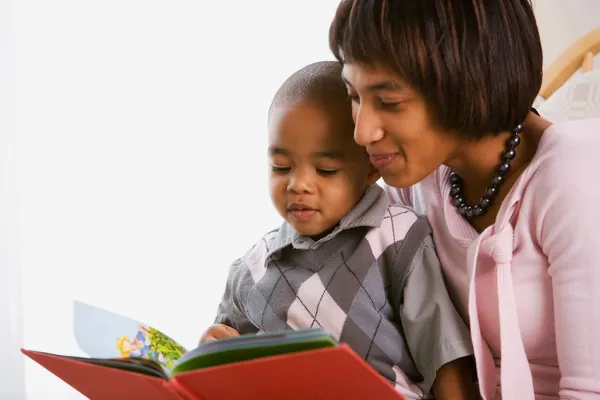 Семья: мать и ребенок читать книгу вместе — стоковое фото