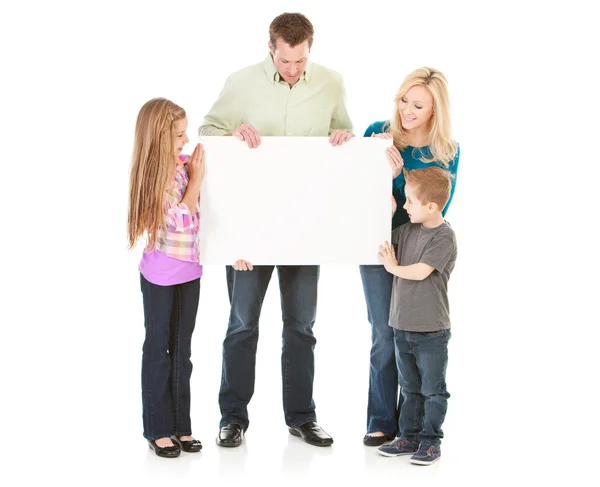 Familia: Padres e hijos sostienen letrero en blanco —  Fotos de Stock