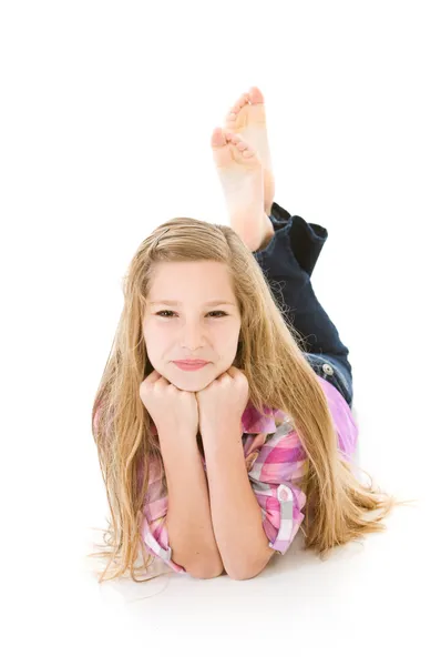 Familie: schattig pre-tiener liggen met handen op kin — Stockfoto