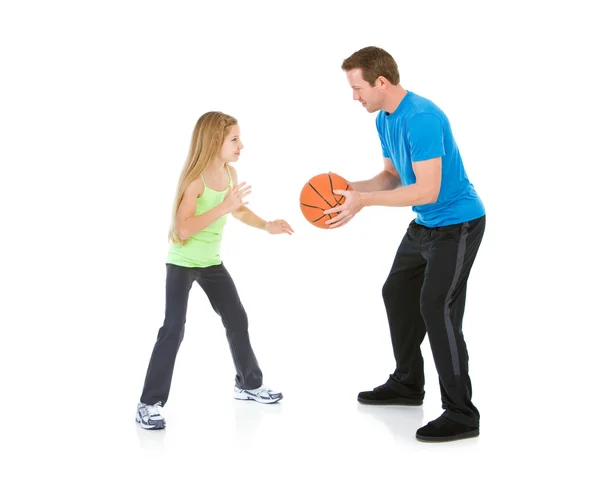 Семья: Девочка и папа играют в баскетбол вместе — стоковое фото