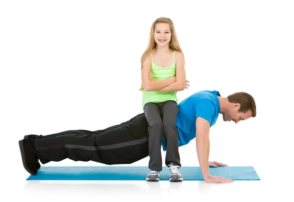 Familj: man har svårt att göra push ups — Stockfoto