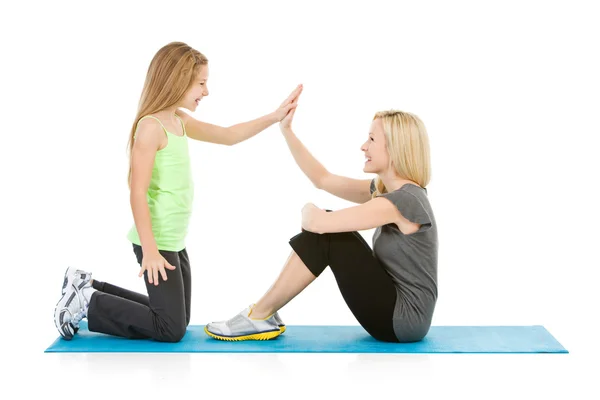 Familie: Mädchen High Fives Mama nach Sit Ups — Stockfoto