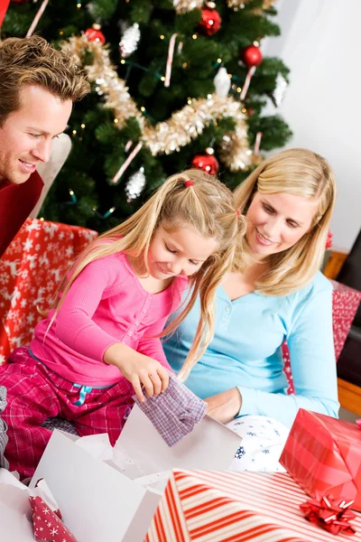 Weihnachten: christmas morning family present time — Stockfoto