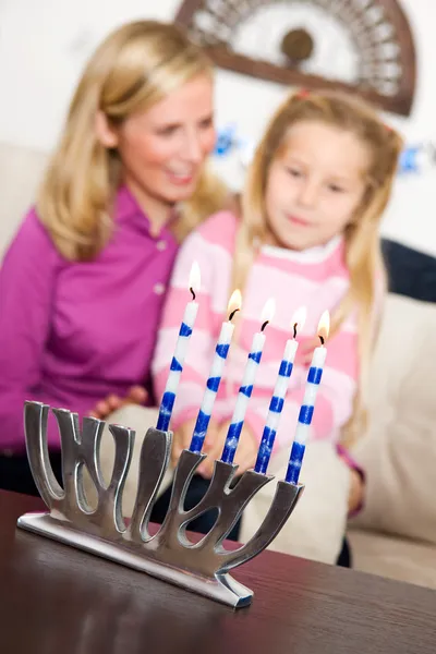 Hanukkah: focus op aangestoken kaarsen — Stockfoto