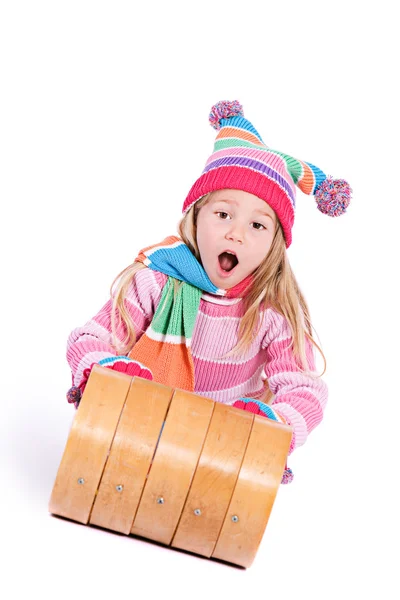 Zima: zaskoczony, dziewczyna jeździ tor saneczkowy — Zdjęcie stockowe