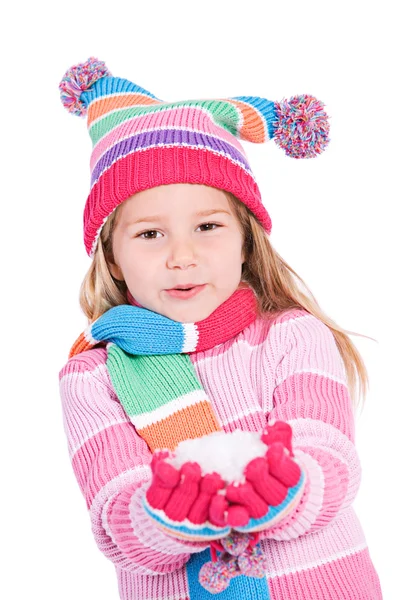 Zima: mała dziewczynka trzymając śniegu — Zdjęcie stockowe