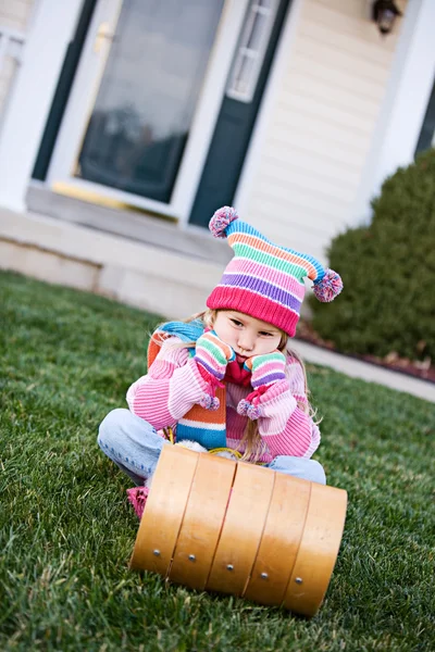 Invierno: Niña frustrada por la nieve —  Fotos de Stock