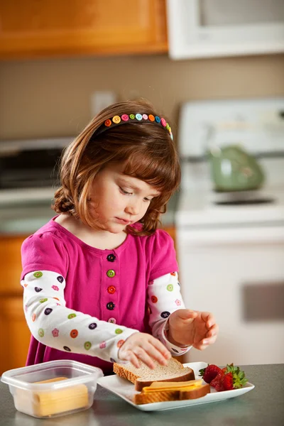 厨房小女孩： 年轻的女孩制作自己的午餐 — 图库照片