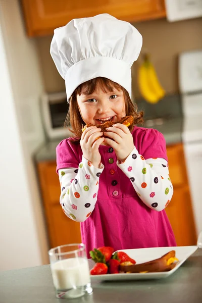 キッチンの女の子: 昼食を食べて子供シェフ — ストック写真