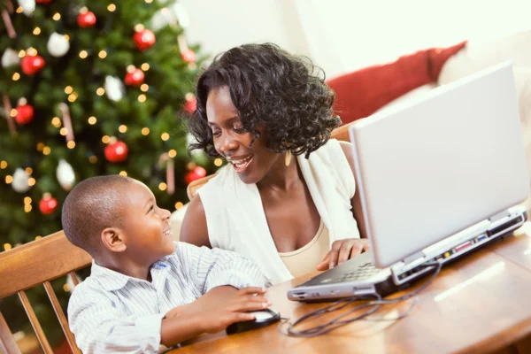 Navidad: Madre que ayuda al muchacho a escribir la letra de Santa en la computadora — Foto de Stock