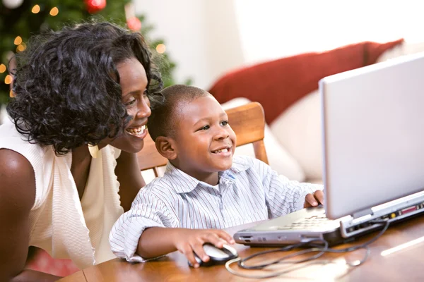 Weihnachten: Mutter hilft Junge Weihnachtsbrief am Computer zu schreiben — Stockfoto