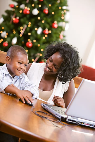 Natal: Menino usando o mouse do computador — Fotografia de Stock