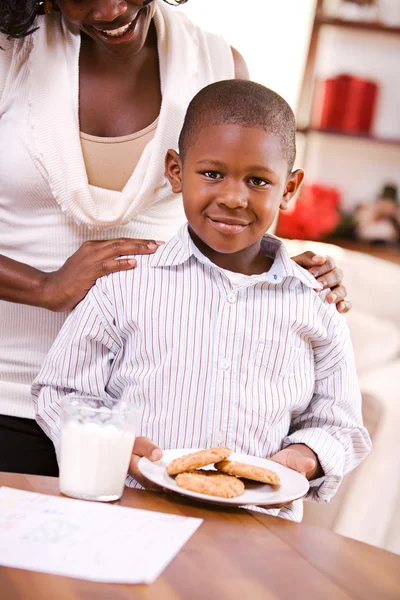 Weihnachten: Junge bekommt Plätzchen für Weihnachtsmann — Stockfoto