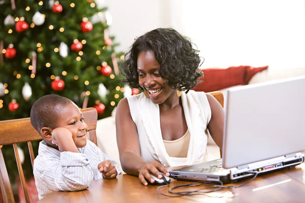 Kerstmis: moeder en zoon met behulp van laptop — Stockfoto