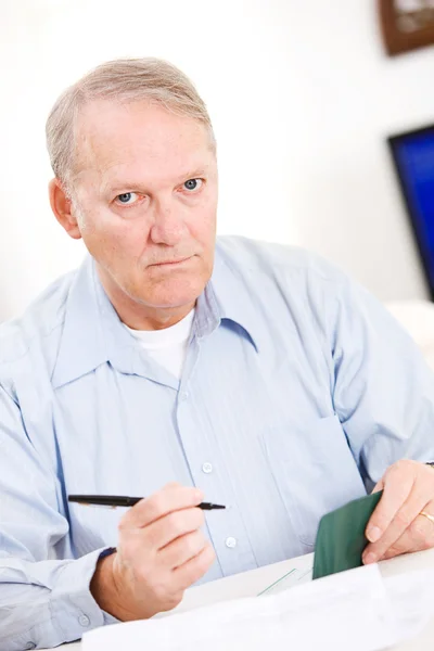 Idősek: magas rangú ember fáradt a kifizető számlák — Stock Fotó