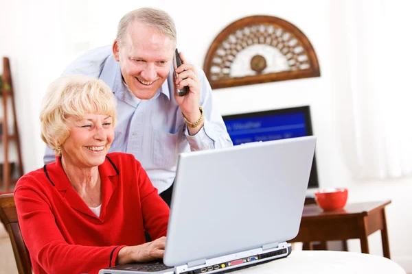 Yaşlılar: üst düzey iki bilgisayar için telefon destek alır — Stok fotoğraf