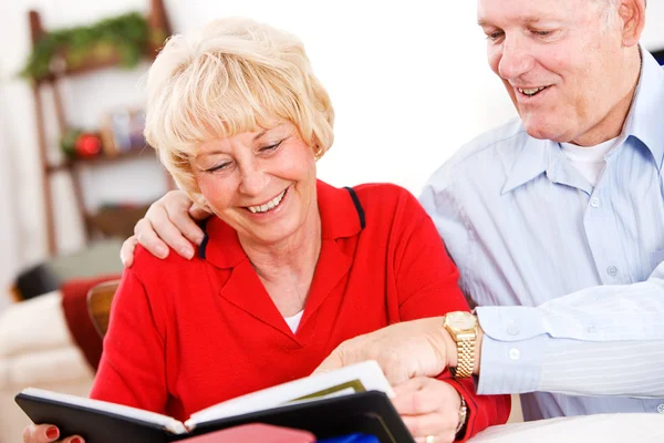 Seniors: Couple Looking At Old Scrapbooks — Stock Photo, Image