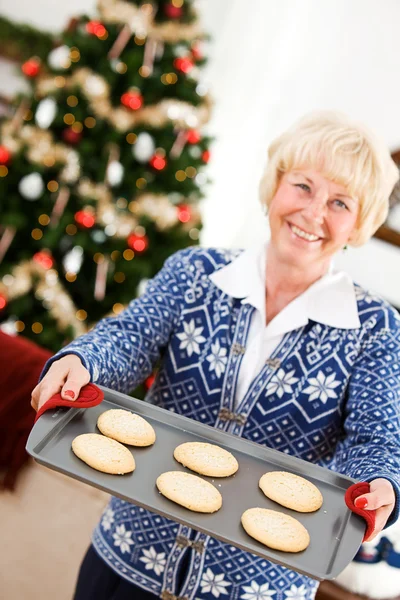 Navidad: Mujer sosteniendo bandeja de galletas de Navidad —  Fotos de Stock