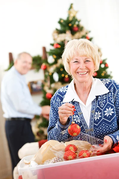 クリスマス: ツリーを飾るために準備ができている年配のカップル — ストック写真