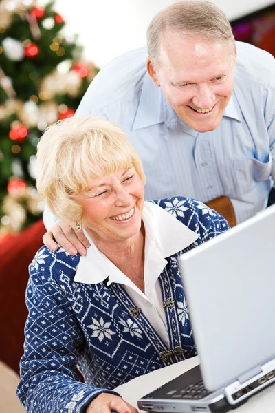Natal: Casal rindo de e-mail engraçado — Fotografia de Stock