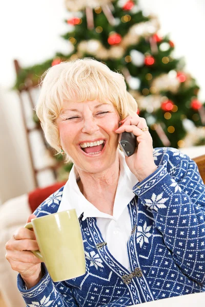 クリスマス: 女性の携帯電話で友人に追いつく — ストック写真