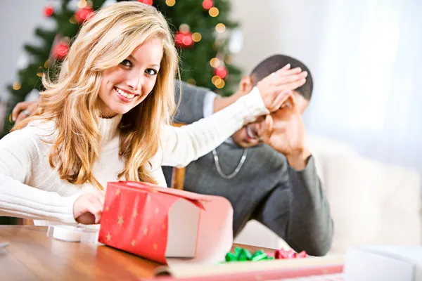 Weihnachten: Mann will Weihnachtsgeschenk sehen — Stockfoto